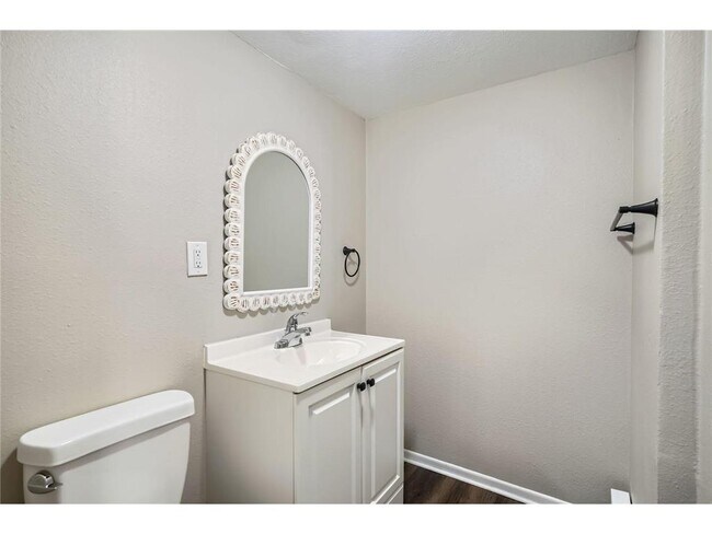 Building Photo - 707 Jenks Ave E