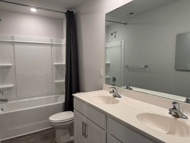 Building Photo - Charming Cul-de-Sac Home in Forest Oaks