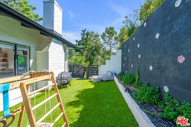 Building Photo - 2121 El Roble Ln