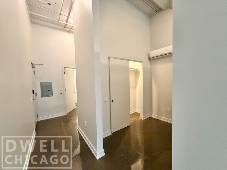 Building Photo - 700 N La Salle Dr