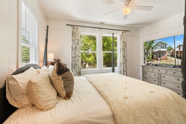 Building Photo - Charming 3 Bedroom Home Near Downtown Savannah with Flex Room & Fenced Yard