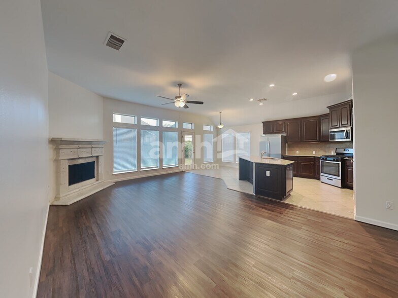 Building Photo - 2515 Pioneer Oaks Dr
