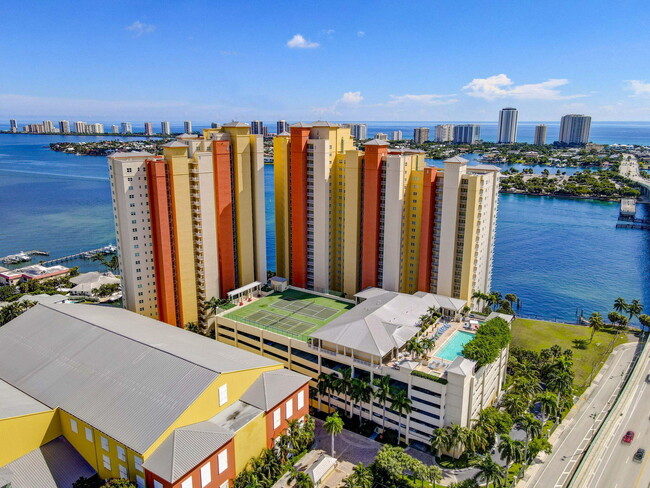 Building Photo - 2640 Lake Shore Dr