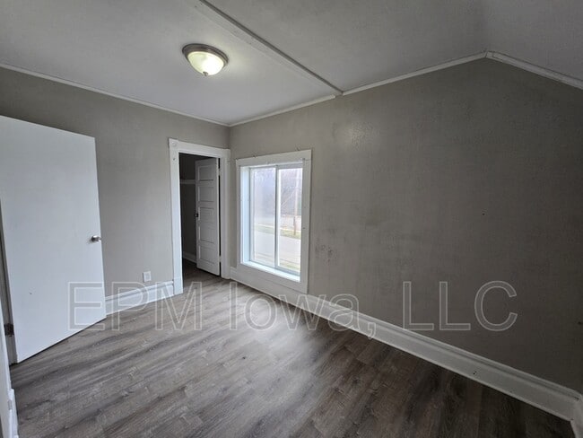 Building Photo - 214 Edwards St