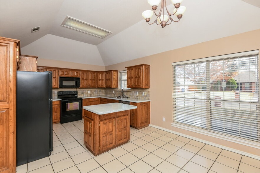 Building Photo - 121 Downwood Dr