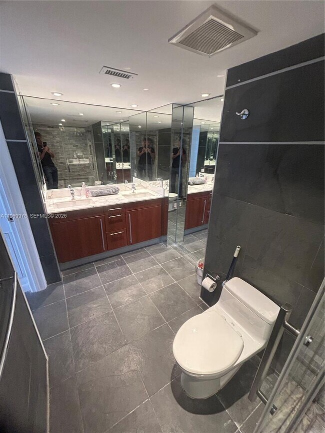 Building Photo - 801 N Venetian Dr