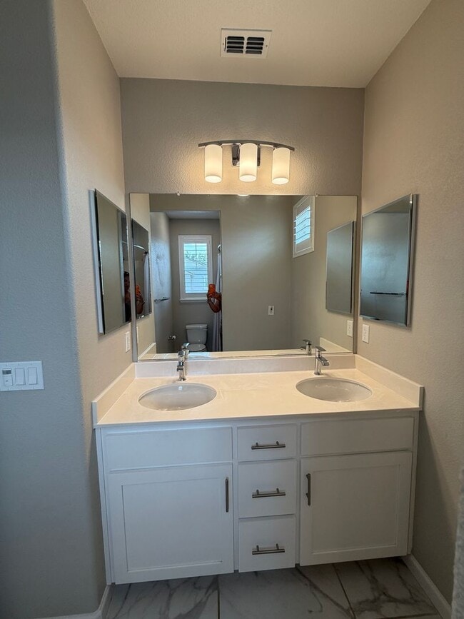 Building Photo - 700 Apricot Cir
