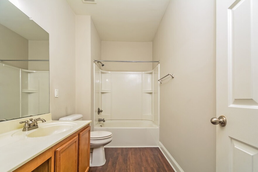 Building Photo - 233 Norwich Dr