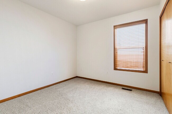 Building Photo - Great Ranch in the heart of Loveland!