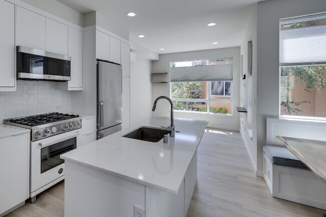 Building Photo - Luxury Capitol Hill Townhome Available Now!