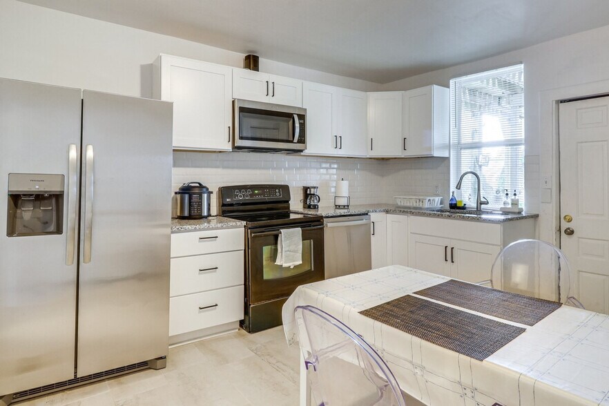 Building Photo - 9611 3rd View St