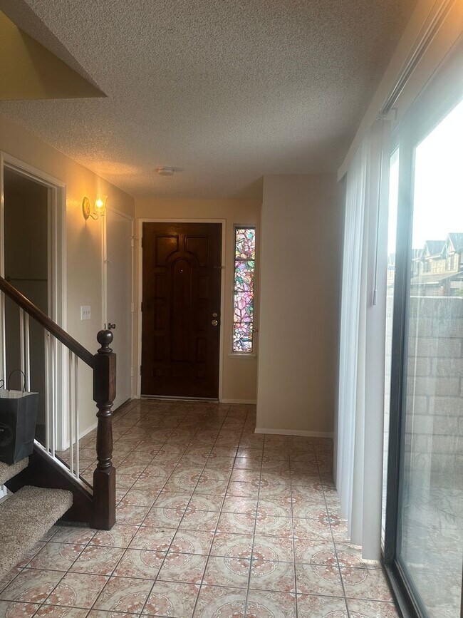 Building Photo - Charming 3-Bed/2.5-Bath Townhome with 2-Car Garage in Garden Grove