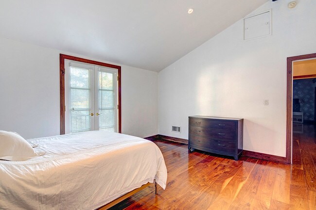 Building Photo - 1531 Marmont Ave