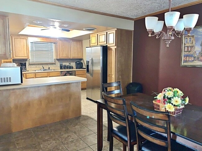 Building Photo - 3 Bedroom, 2 Bath, 2 car garage