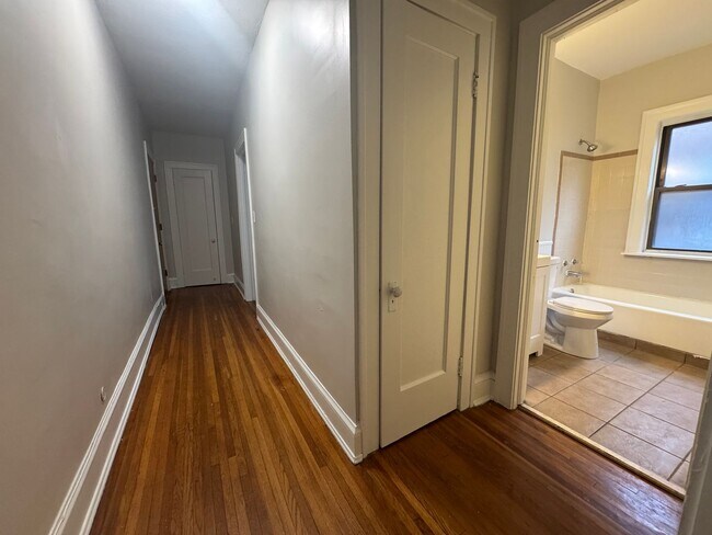 Building Photo - 2773 Hampshire-Unit 9