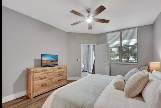 Building Photo - 804 E Windward Way