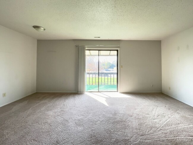 Building Photo - Spacious 2 Bedroom!