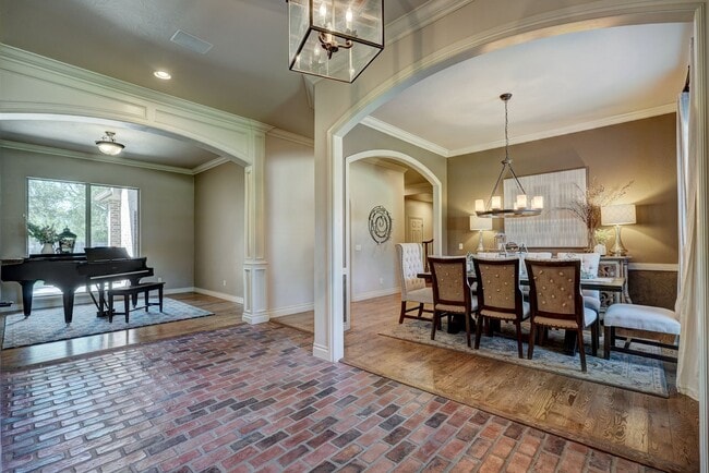 Building Photo - Luxury 5 Bedroom Home in Fairfax Estates, next to public golf course - Safe Room- Memorial High- ...