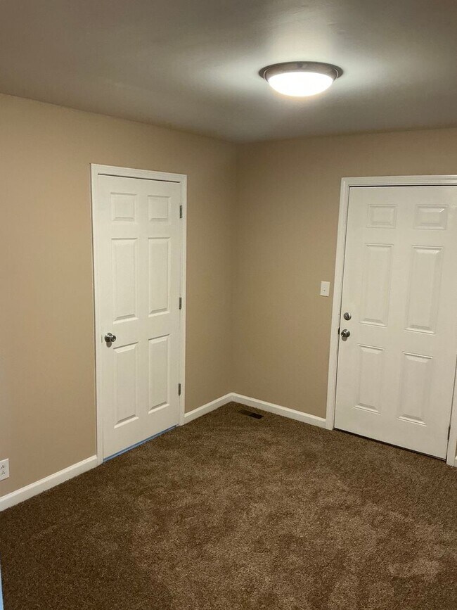 Building Photo - 220 Crossland Ave