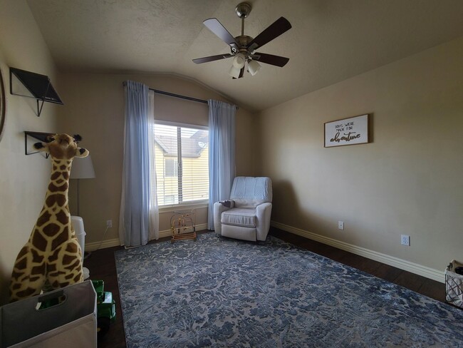 Building Photo - Three Bedroom Town Home  near Union Park Available February 1st