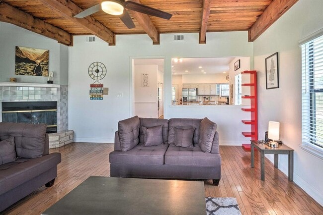 Building Photo - 15805 Richards Dr