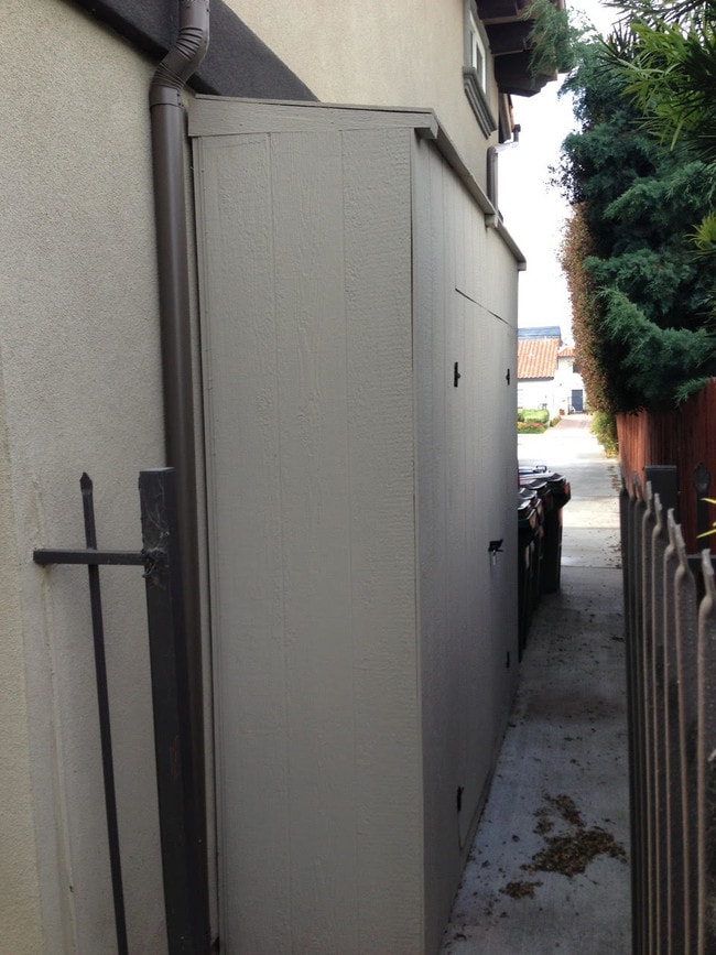 side storage shed - 2118 Ernest Ave