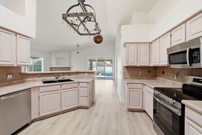 Building Photo - 4 Bed 2 Bath House with a pool!