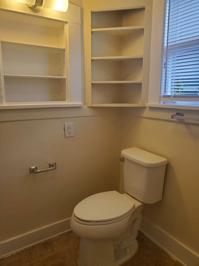 Building Photo - Rent Ready For New Tenants!! 1 Bed, 1 Bath...