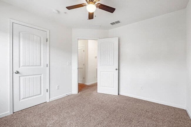 Building Photo - 1038 Livingstone Ln