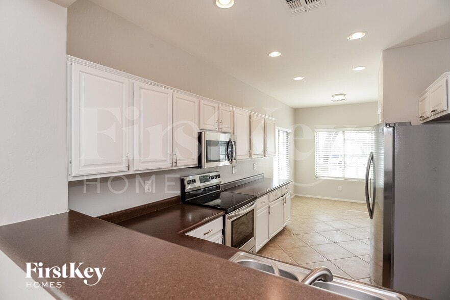 Building Photo - 1210 W Vineyard Plains Dr