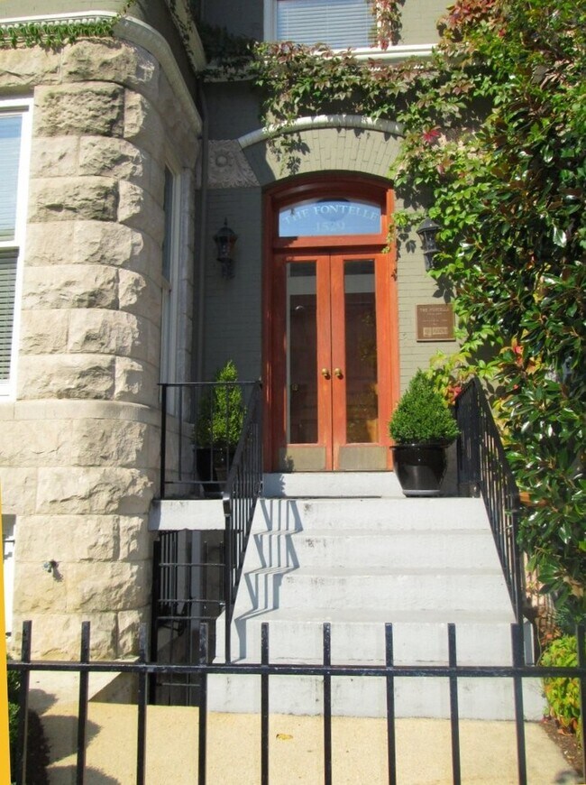 Building Photo - Updated 2 Bed / 2 Bath English Basement Condo in Dupont Circle