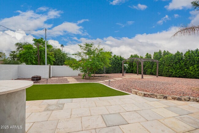 Building Photo - 501 E El Camino Dr