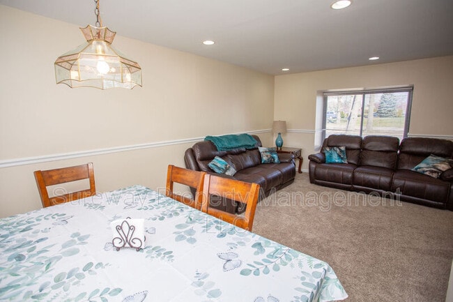 Building Photo - 207 Empress Ct