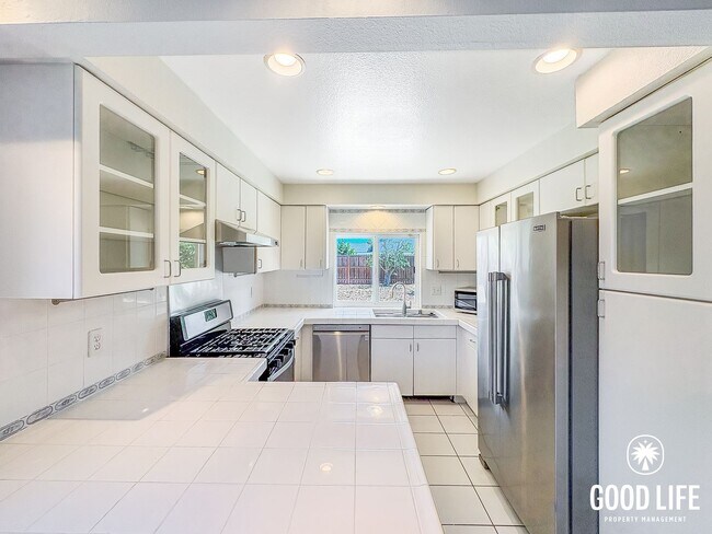 Building Photo - Spacious 3BD/2BA Home in Oceanside with Large Backyard, W/D & Attached 2-Car Garage