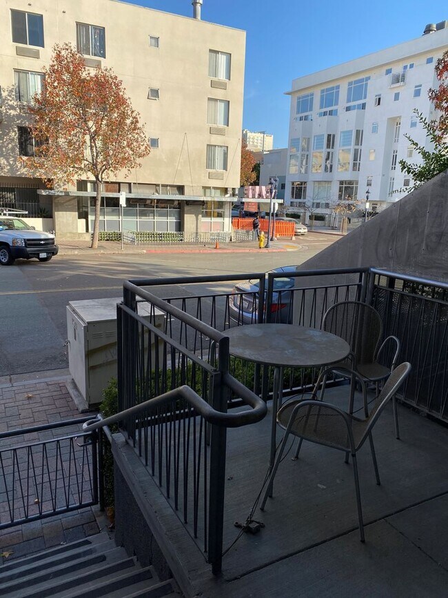 Building Photo - Dual Master 2 Bed 2.5 Bath - Walk-up townhouse at Atria!