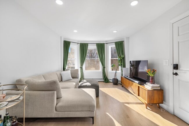 Building Photo - 302 4th St