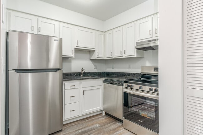 2BR, 2BA - 972 SF - Kitchen - Worthington Terrace