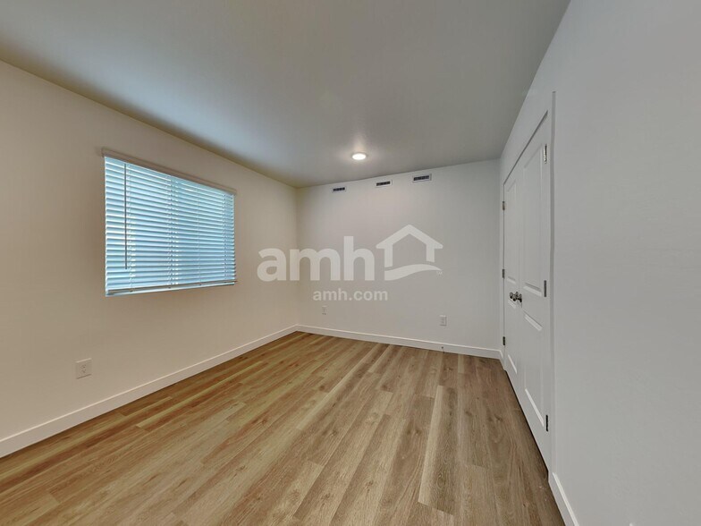 Building Photo - 9740 W Parkway Dr