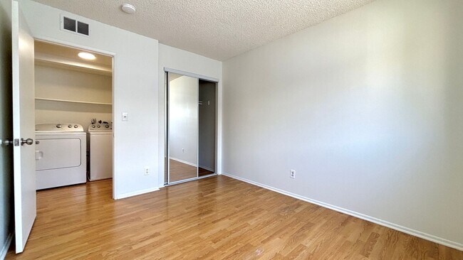 Building Photo - Lovely 4-bedrom 2.5-bath Condo In Panorama...