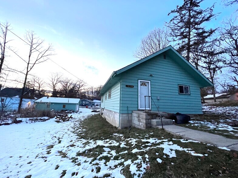 house and garage in back - 12708 Foster St