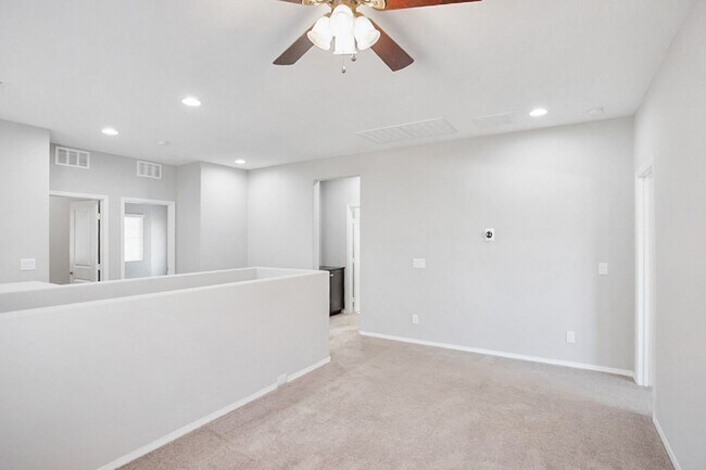 Building Photo - 4 Bed, Beauty With First Floor Bed And Full Bath