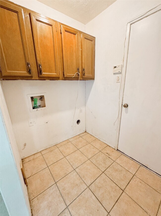 Building Photo - 2211 Mustang Springs Dr