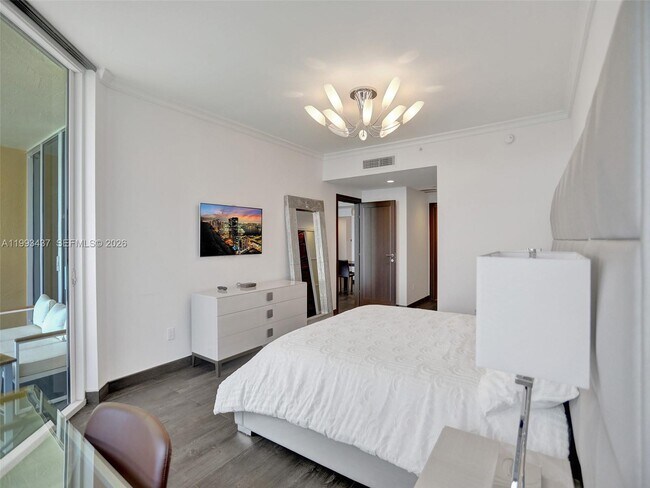 Building Photo - 17875 Collins Ave