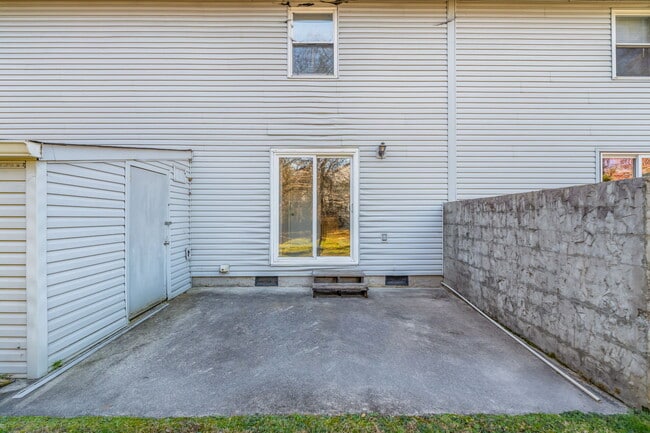 Building Photo - 302 Wakefield Rd