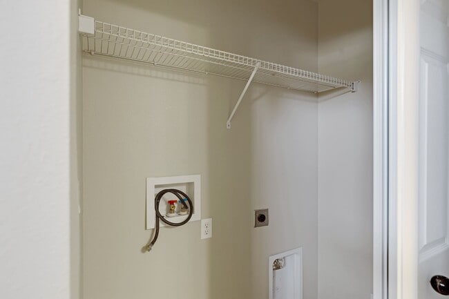 Building Photo - 3 Bedroom townhome NO deposit