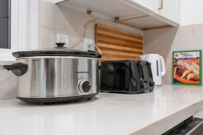 Building Photo - 5048 Bluff Pl