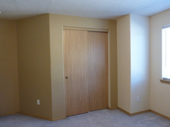 Building Photo - Great Home in SE Portland for Lease !! Pet...