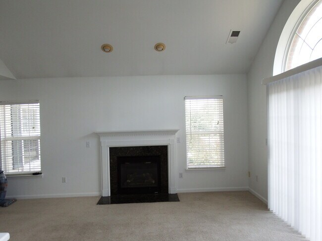 Building Photo - BEAUTIFUL 2 BEDROOM 2 BATH CONDO!