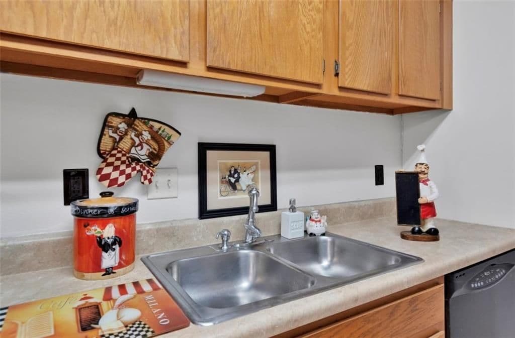 Building Photo - 2411 Huntingdon, 2411