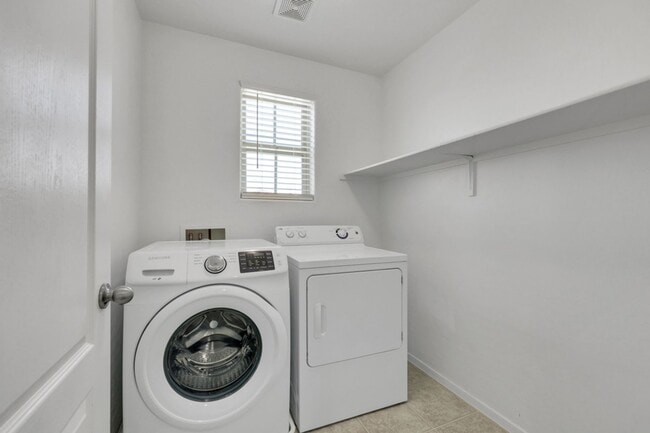 Building Photo - 3 bed/2.5 bath perfect corner home